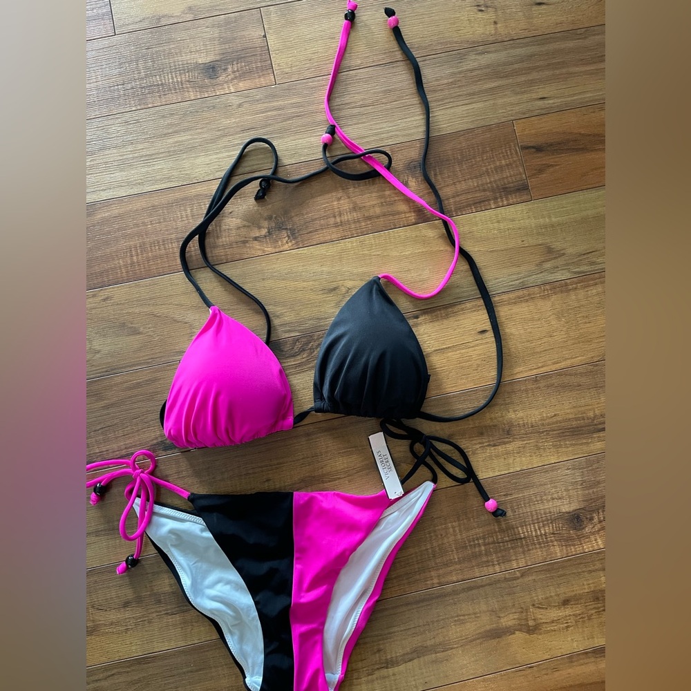 Victoria’s Secret two-tone two-piece bikini